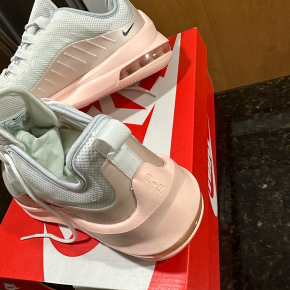 WMNS AIR MAX AXIS 'WASHED CORAL AURA'. Warn only once. Great Condition - Picture 10 of 14